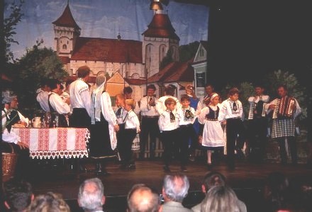 Viele junge Laienspieler wirkten im Theaterstück „Mensch, Kathi, schau nach vorn“ im Puchheimer Culturzentrum mit. Foto: Hans-Werner Schuster