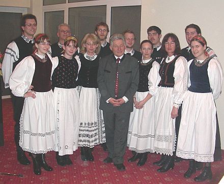 Landeshauptmann Dr. Dr. Josef Phringer und die siebenbrgisch-schsische Tanzgruppe Traun whrend des Besuchs in Hermannstadt.