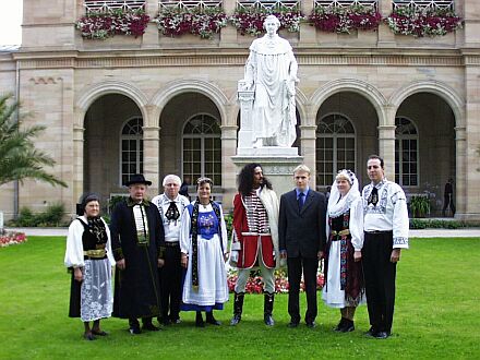 Rakoczifest in Bad Kissingen, vorne von links nach rechts: Ehepaar Elsen, Ehepaar Mller, Timo Baier, der Darsteller der historischen Persnlichkeit des Frsten Franz II. Rakoczi, Dr. Meinolf Arens vom Ungarischen Institut Mnchen und das Ehepaar Radler, ferner Trachtentrger von der Kreisgruppe Schweinfurt-Gochsheim, im Bildhintergrund das Denkmal Ludwig I., Knig von Bayern, und der Arkadenbau. Foto: J. Gbbel