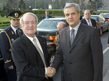Bundesprsident Rau wurde vom rumnischen Ministerprsidenten Adrian Nastase zu Gesprchen in dessen Amtssitz im Victoria-Palais zu Bukarest empfangen. Foto: Bundesprsidialamt.