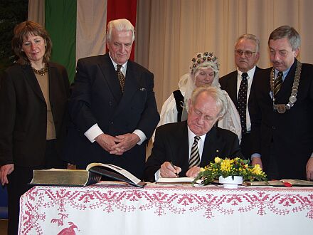 Bundesprsident Johannes Rau beim Eintrag ins Goldene Buch, v.l.n.r.: Sozialministerin Birgit Fischer, Landrat Hans-Leo Kausemann, Kreisgruppenvorsitzende Enni Janesch, Bundesvorsitzender Volker Drr und Brgermeister Werner Becker-Blonigen. Foto: Christian Schoger