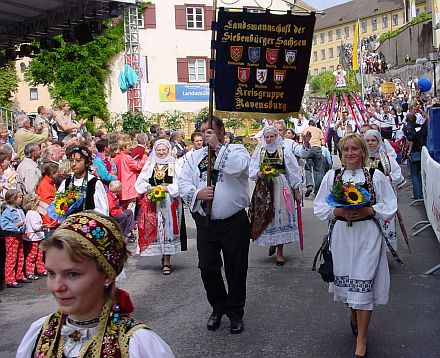 Die Kreisgruppe Ravensburg, verstrkt durch die Siebenbrger Blasmusik Stuttgart und die Tanzgruppe Biberach, vertraten die Siebenbrger Sachsen mit groem Erfolg beim Trachtenumzug in Weingarten. Foto: Hans-Otto Liebhhart