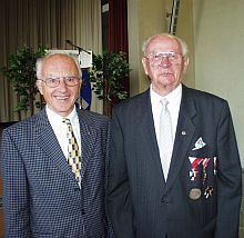 Folkmar Alzner (links) dankt Oswald Schell fr seine Verdienste. Foto: Weltzer