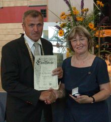 Brgermeister Hans Weinzierl bergab die silberne Brgermedaille an Ilse Maria Reich, die 16 Jahre lang die Stdtische Musikschule Rottenburg aufgebaut und geleitet hat.