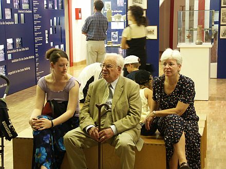 Dankwart Reissenberger mit Familienangehrigen beim Besuch des Siebenbrgischen Museums in Gundelsheim am 3. August 2003.