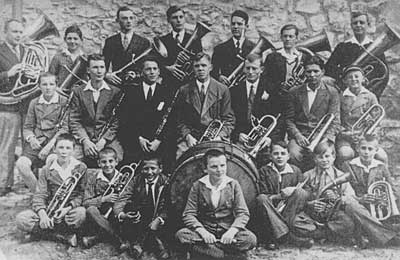 Repser Blasmusik etwa 1933, in der Mitte der Leiter Paul Schuller.