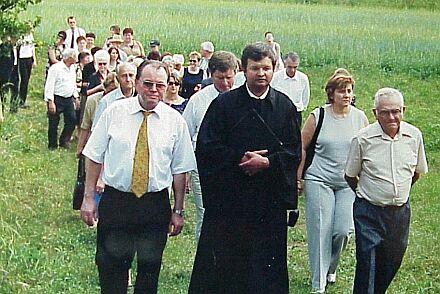 Pfingstfest in Reumarkt: HOG-Vorsitzender Wilhelm Spielhaupter, Pfarrer Wilhelm Meiterth und Kurator Michael Fleischer leiten die Kirchengemeinde zur Gedenkfeier auf den Friedhof. Foto: Oswald Kessler