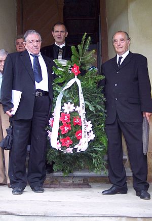 Ein Denkmal fr die Opfer von Krieg und Deportation wurde in Reuen eingeweiht, von links: Johann Lauer senior, Pfarrer Reger und Georg Hihn vor der Kirche.