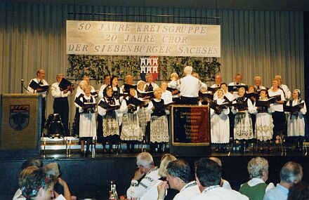 Der gemischte Chor der Kreisgruppe Reutlingen-Metzingen-Tbingen bei der 50-Jahr-Feier in der Metzinger Stadthalle.