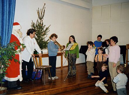 Erwin Girresch als Nikolaus, Getrud Brenner als gute Fee und einige der vielen Kinder bei der Weihnachtsfeier 2003 in Reutlingen.