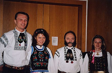 Tag der deutschen Heimat in Metzingen: Die beiden siebenbrgisch-schsischen Paare, die in der vereinigten Tanzgruppe der Landsmannschaften mitwirkten, von links nach rechts: Helmut Schulz, Hermine Gogesch, Mathias Lierenz und Cristina David.