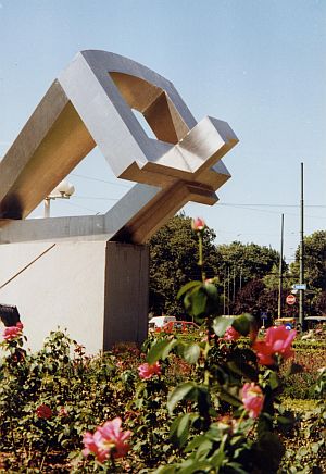 Eine Volkserhebung im Dezember 1989 in Temeschburg fhrte zum Sturz des Diktators Nicolae Ceausescu. Auf dem Bild ein in Beton gegossenes Kreuz, das zum Gedenken an den Volksaufstand in der Innenstadt von Temeschburg (unweit der rumnisch-orthodoxen Kathedrale) aufgebaut wurde. Foto: Friedrich Tpfer