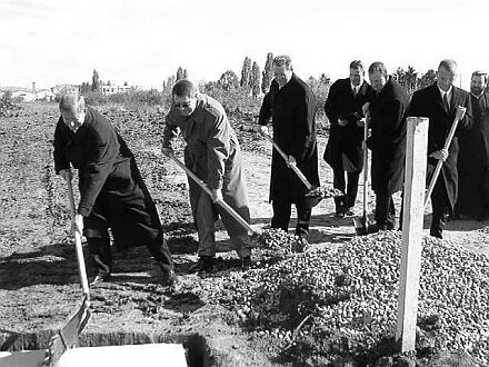 Baustellenerffnung in Hermannstadt, vorne links Hansjrg Rieger, dahinter Klaus Johannis, Florian Rieger und weitere Vertreter der Firma Rieger & Dietz GmbH. Foto: Marius Constantin