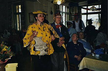 Vorstandsmitglied Dana Frandes als Chinesin und der lteste Heimbewohner, Joseph Buresch (104), fhrten die Polonaise in Rimsting an.