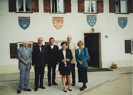 Bischof Christoph Klein (Zweiter von links) beim Besuch des Siebenbrgerheims Rimsting, von links: Gustav Wonnerth, Pfarrer Matthias Striebeck, Heimleiterin Emilie Maurer, Wigbert Schacht und die Bischofsgattin, Gerda Klein. Foto: Angelika Schacht