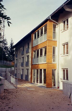 Westansicht des Pflegeneubaus in Rimsting im Herbst 2002. Foto: Werner Philippi.