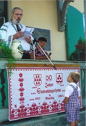 Dietmar Zermen, Vorsitzender der Kreisgruppe Rosenheim: Auch der Nachwuchs hrt seinen Ausfhrungen interessiert zu. Foto: Helge von Bmches