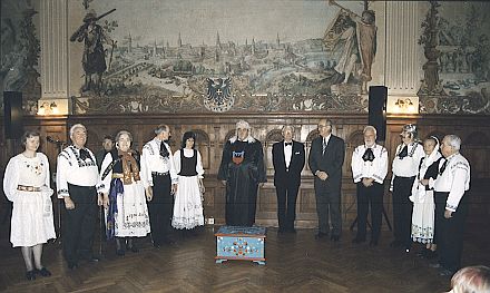 Zum "Siebenbrgischen Ritter wider den tierischen Ernst" 2007 gekrt wurde Dr. Fritz Frank, Ehrenobmann und langjhriger Bundesobmann der Landsmannschaft der Siebenbrger Sachsen in sterreich (Bildmitte).