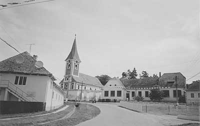 Blick auf den Dorfplatz in Rode an der Kleinen Kokel. Foto: Herbert Liess