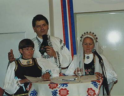 Schsische Rockenstube in Mnchen. Elisabeth Kessler (links) liest Gedichte von Doris Hutter; rechts das Ehepaar Michael und Astrid Greff. Foto: Oswald Kessler.