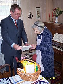 Thomas Gerlach, Generalkonsul der Bundesrepublik Deutschland in Hermannstadt, berreicht der 100-jhrigen Rosa Tontsch-Foof die Glckwnsche des Bundesprsidenten und ein Geschenk. Foto: Klaus-Martin Untch