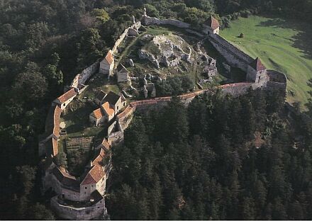 Burg Rosenau im Burzenland - vielleicht schon in naher Zukunft eine Pilgersttte fr Touristen und Knstler. Luftbildaufnahme: Georg Gerster