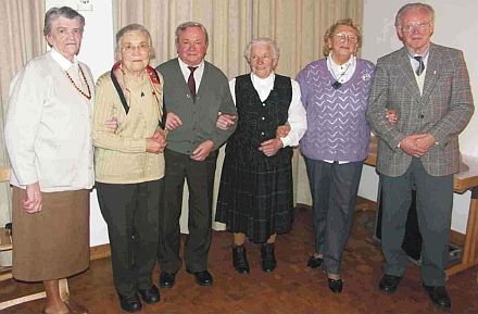 Gedenkveranstaltung in Rosenheim. Vor 60 Jahren nach Russland zwangsverschleppt, v. l. n. r.: Erika Schnauer, Dora Gagesch, Walter Korodi, Katharina Frank, Inge Weiss, Johannes Jormann. Foto: Andreas Frank.