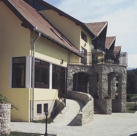 Der stattliche Bau in Rosenau beherbergt Hotelzimmer, Tagungsraum und Restaurant. Foto: Uwe Konst