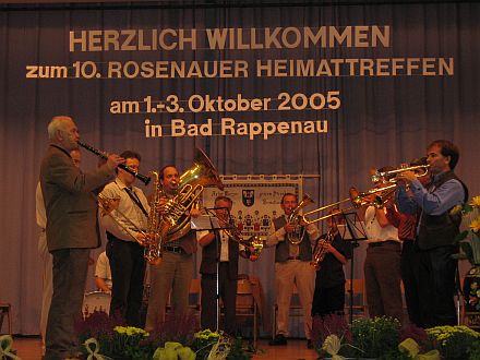 Ehemalige Blser der Rosenauer Stadtkapelle unter der Leitung von Hans Jrgen Elsen berraschten mit einem traditionellen Blasmusikkonzert.
