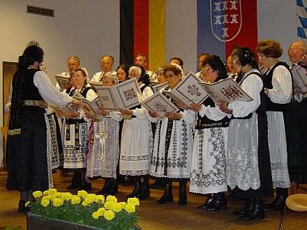 In Hochform prsentierte sich der von Hedwig Zermen geleitete stimmgewaltige Chor der Kreisgruppe Rosenheim bei der Jubilumsfeier im Gemeindesaal der Christ-Knig-Kirche. Foto: Christian Schoger