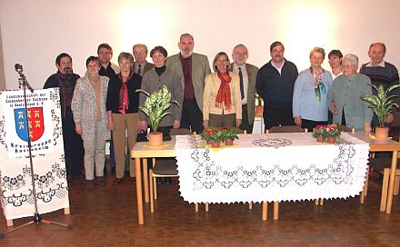 Wahlleiterin Hannelore Scheiber (Achte von links) mit dem Rosenheimer Vorstand, von links: Friedemann Schemmel, Gertrud Adam, Hans Beer, Erika Zerbes, Hans Lorenz, Hedwig Zermen, Dietmar Zermen, Volkmar Kraus, Helmut Korodi, Christine Wolff, Roswitha Waffenschmid, Hildegard Schuster, Andreas Frank. Nicht auf dem Foto: Rotraud Beer, Hiltrud Graef, Gisela Jntschi, Werner Kraus, Roswitha Mller, Elvine Paal, Reinhold Schmidt, Erfried Zerbes, Erwin Schuster. Foto: Andreas Frank