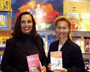 Ruth Eder und Ursula von der Leyen auf der Frankfurter Buchmesse im Oktober 2006. Foto: Herder Verlag, Freiburg