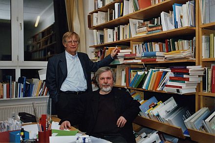 Richard Wagner (sitzend) mit dem Literaturhistoriker Dr. Peter Motzan. Die Aufnahme entstand im Arbeitszimmer von Dr. Motzan kurz vor Beginn der Lesung. Foto: Konrad Klein