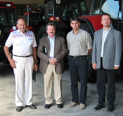 Beim Besuch des Landmaschinenvertriebs in Ampfing, von links: Klaus Nikolaus, Landwirtschaftsreferent der Saxonia, Karl Arthur Ehrmann, Geschftsfhrer der Saxonia-Stiftung, Georg Mller, Beauftragter der Firma Gruber-Landmaschinen fr die Siebenbrgenhilfe, und RA Bernd Fabritius, Vorsitzender der Landesgruppe Bayern.