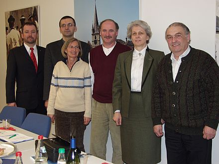  Teilnehmer am Informationsgesprch in Mnchen, v. l. n. r.: RA Dr. Bernd Fabritius, Landesvorsitzender und stellvertretender Bundesvorsitzender, Peter Leber, Landesvorsitzender der Banater Schwaben, Hannelore Scheiber, stellvertretende Landesvorsitzende, Stefan Ruttner, Brauchtumsreferent der Banater Schwaben, Herta Daniel, stellvertretende Landesvorsitzende, Karl-Christian Schuller, stellvertretender Landesvorsitzender.