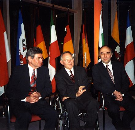 Bundesinnenminister Wolfgang Schuble (Mitte) mit dem frheren Aussiedlerbeauftragten Hans-Peter Kemper (links) und dessen Nachfolger Christoph Bergner.