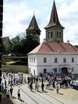  Auf dem Marktplatz in Kleinschelken nach dem Kirchgang. Foto: Martin Ohnweiler