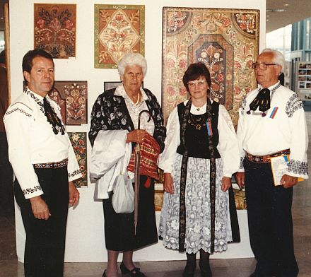 Grete Schiffbumer (2. von links) stellte am 3. Juni 1989 ihre Schreinermalereien bei der 40-Jahr-Feier in Baden-Wrttemberg aus, von links Hans Wester, Anni Wester und Robert Schuller von der Kreisgruppe Mannheim-Heidelberg.