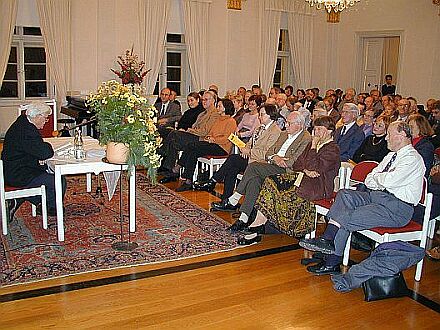 Schlattner bei der Lesung im voll besetzten Saal in Gundelsheim. Foto: Robert Sonnleitner