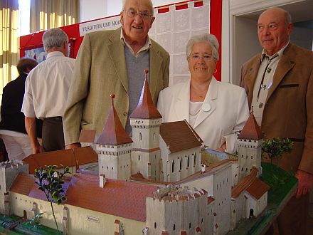 Das Modell der Kirchenburg Martinsdorf (Mastab 1:100) von Daniel Schobel (rechts, neben seiner Gattin Maria). Foto: Christian Schoger