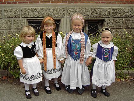 Kinder in siebenbrgisch-schsischer Tracht gehrten zu den Attraktionen der Heimattage Baden-Wrttemberg in Schorndorf (von links nach rechts): Laura (2 Jahre) und Julia Glatz (5), Lea (4) und Kira Leonbacher (2). Foto: Hans Morgen