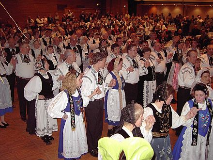 Zahlreiche siebenbrgisch-schsische Trachtentrger beim Ball in Schorndorf, der im Rahmen der baden-wrttembergischen Heimattage stattfand. Foto: Anne-Dore Morgen-Salmen