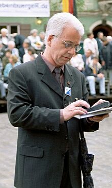 Cheforganisator Johann Schuller vor dem Trachtenumzug 2002 in Dinkelsbhl. Foto: Josef Balazs