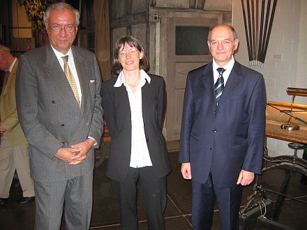 Regierungsprsident von Mittelfranken, Karl Inhofer, Prof. Dr. Annette Scheunpflug und Museumsleiter Michael Schneider nach der Ausstellungserffnung. Foto: Horst Gbbel