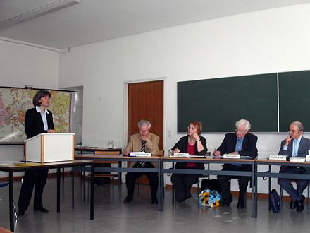 Workshop ber die Schulen der Siebenbrger Sachsen, von links nach rechts: Prof. Dr. Annette Scheunpflug (EWF Nrnberg), Prof. Dr. Hartmut Heller (EWF Nrnberg), Prof. Dr. Marianne Krger-Potratz (Univ. Mnster), Prof. Dr. Max Liedtke (EWF Nrnberg, Prof. Dr. h.c. Walter Knig (Pdagogische Hochschule Reutlingen). Foto: Doris Hutter
