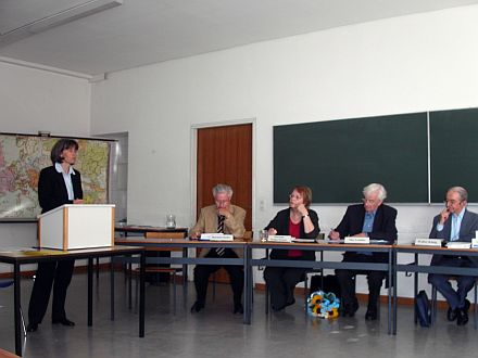 Workshop ber die Schulen der Siebenbrger Sachsen, von links nach rechts: Prof. Dr. Annette Scheunpflug (EWF Nrnberg), Prof. Dr. Hartmut Heller (EWF Nrnberg), Prof. Dr. Marianne Krger-Potratz (Univ. Mnster), Prof. Dr. Max Liedtke (EWF Nrnberg, Prof. Dr. h.c. Walter Knig (Pdagogische Hochschule Reutlingen). Foto: Doris Hutter