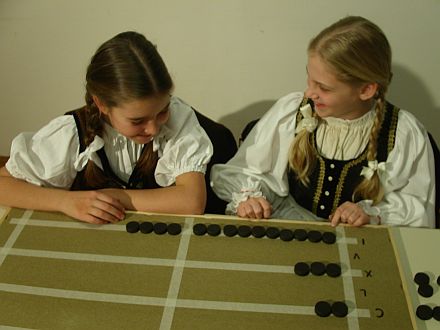 Siebenbrgische Schlerinnen am Rechentisch. Foto: Doris Hutter