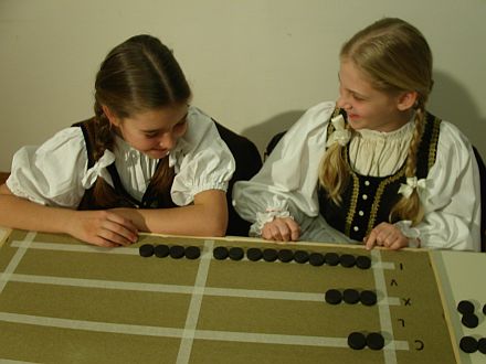 Siebenbrgische Schlerinnen am Rechentisch. Foto: Doris Hutter