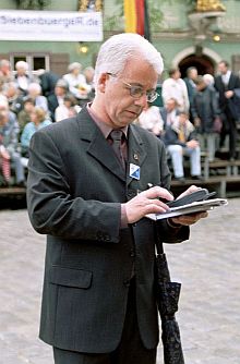 Cheforganisator Johann Schuller vor dem Trachtenumzug 2002 in Dinkelsbhl. Foto: Josef Balazs