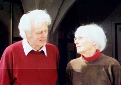 Die Knstler-Geschwister Heinz und Susanne Schunn vor dem Ebersberger Rathaus. Foto: Antje Krauss Berberich.